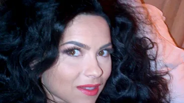 Inna este din ce in ce mai obosita! Vezi ce ochi rosii are cu cateva minute inainte de concert!