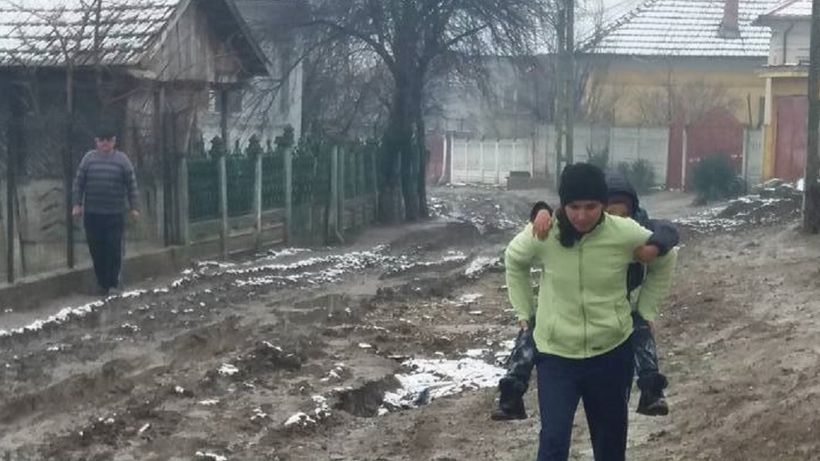 Imagini revoltătoare. Se întâmplă în Dolj. În acte stau la oraş, în realitate înoată în noroi până la genunchi pe străzi