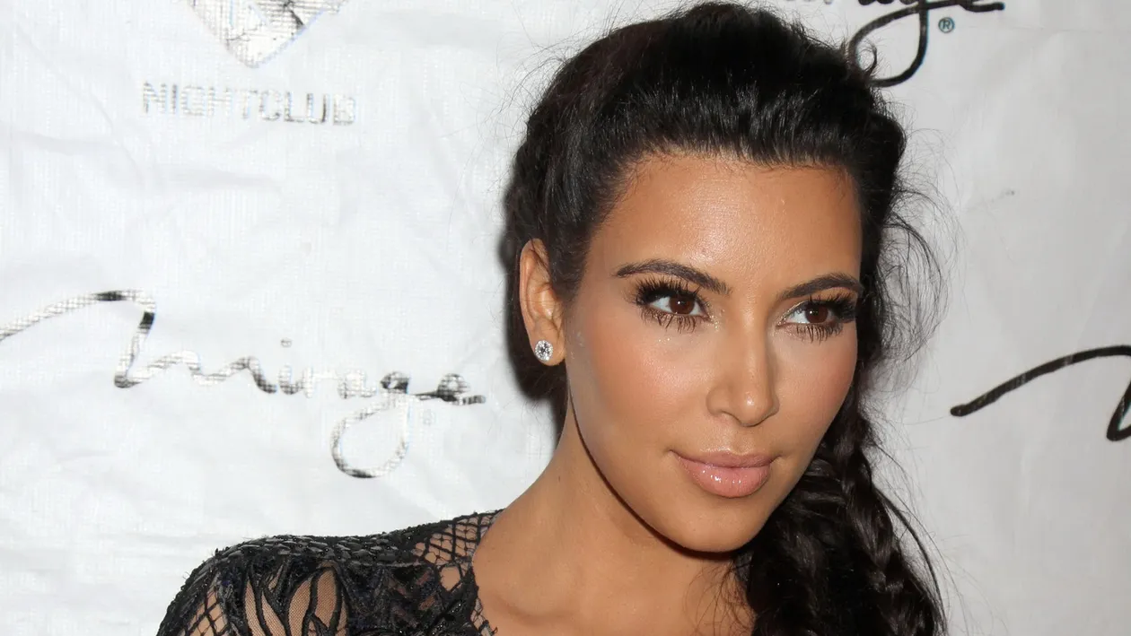 Kim Kardashin a generat un mare scandal în lumea virtuală după ce a postat o imagine cu pistolul ei plin de diamante!