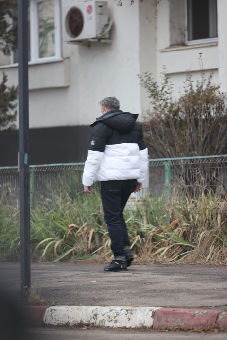 Radu Onișoru se îndreaptă către blocul Simonei/Sursă foto: CANCAN.RO