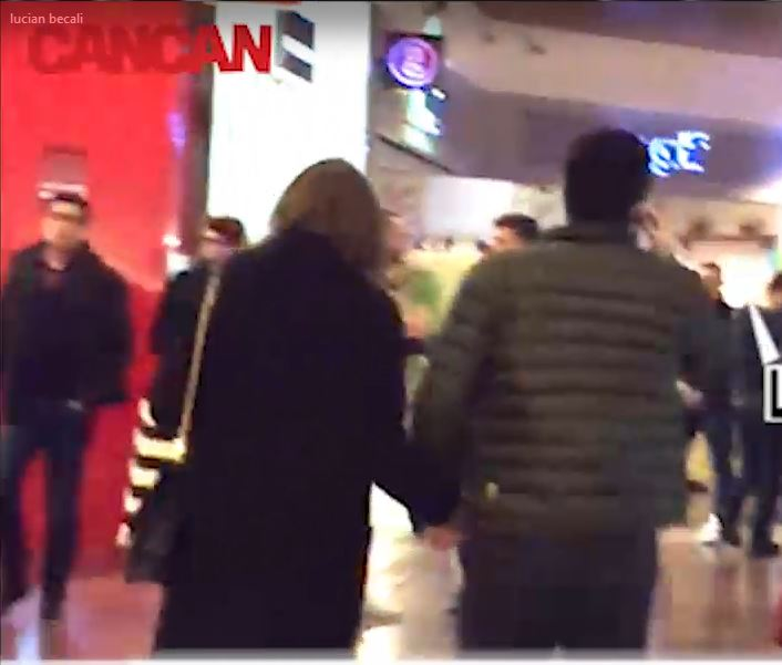 Lucian și iubita lui se plimbă, de mână, prin mall