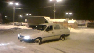 Credeai ca doar smecherii cu bolizii de zeci de mii de euro fac cerculete si "drift"! Uite-l pe amarasteanu asta cu Dacia 1310 cum "se da" pe zapada!