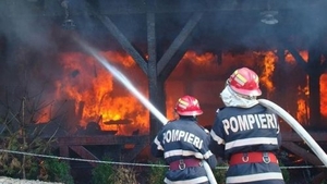 Un bătrân din Dâmbovița și-a incendiat locuința în timp ce familia se afla înăuntru