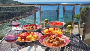 Un român a plecat în vacanță, în Grecia, cu mâncarea de acasă. Care au fost reacțiile internauților