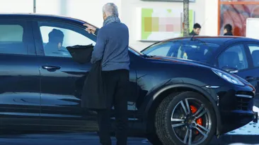 Syda nu merge singur la cumparaturi! Si-a luat tatal ca sa-l ajute sa-si aleaga patul!