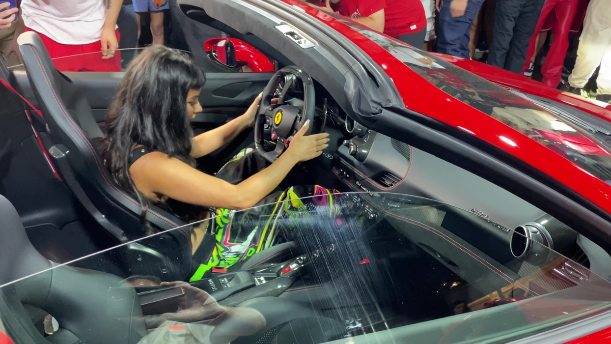 Inna a probat Ferrari-ul la LOFT (Foto: CANCAN.RO)
