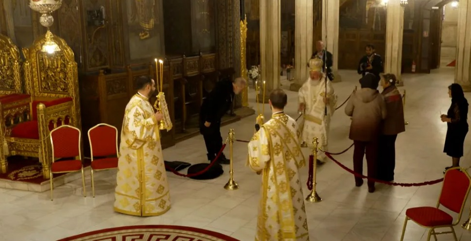 Gigi Becali în timpul slujbei de Înviere de la Patriarhie. Sursa foto: captură video / Trinitas TV