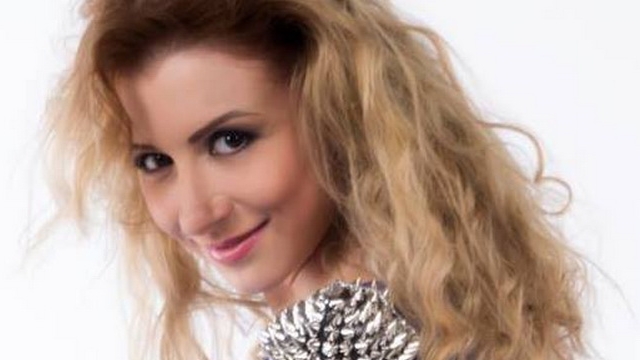 Lovita numai de ghinioane! Dupa ce tatal ei s-a sinucis, o celebra cantareata si-a anulat nunta in ultimul moment!