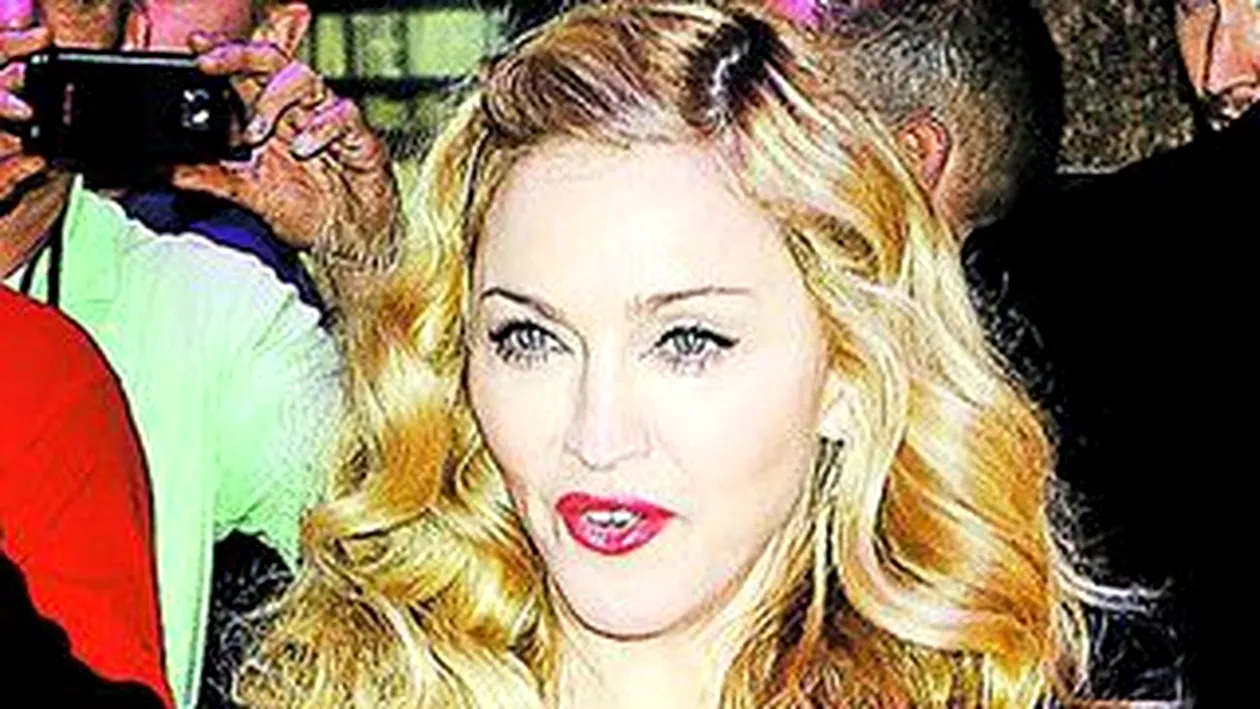 Cum se fereste Madonna de ochii curiosilor! Isi ia cinci clone in turneu