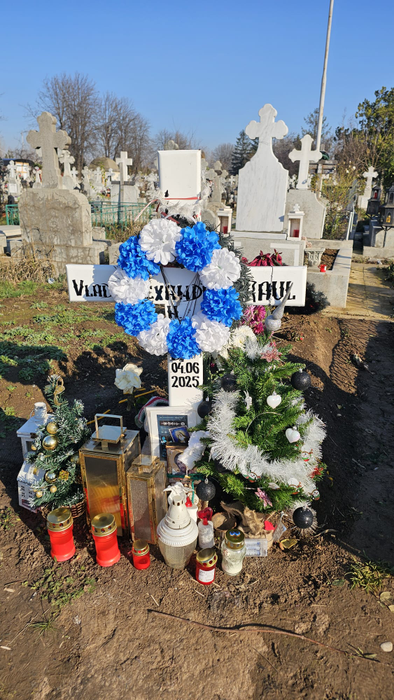 Imagini tulburătoare la mormântul lui Raul WS! Ce au lăsat familia și prietenii lângă cruce