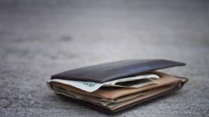 Poveste fabuloasă la Iași. Ce a făcut o vânzătoare de ziare care a găsit 20.000 de euro pe stradă