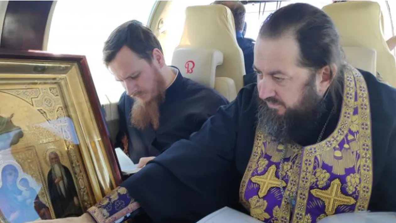 El este preotul care s-a rugat din avion pentru oamenii din Moldova! A avut în mâini două icoane