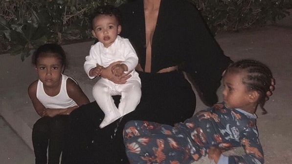 Kim Kardashian și rudele sale, evacuate din cauza incendiilor de vegetație din California. Alte zeci de mii de oameni și-au părăsit casele