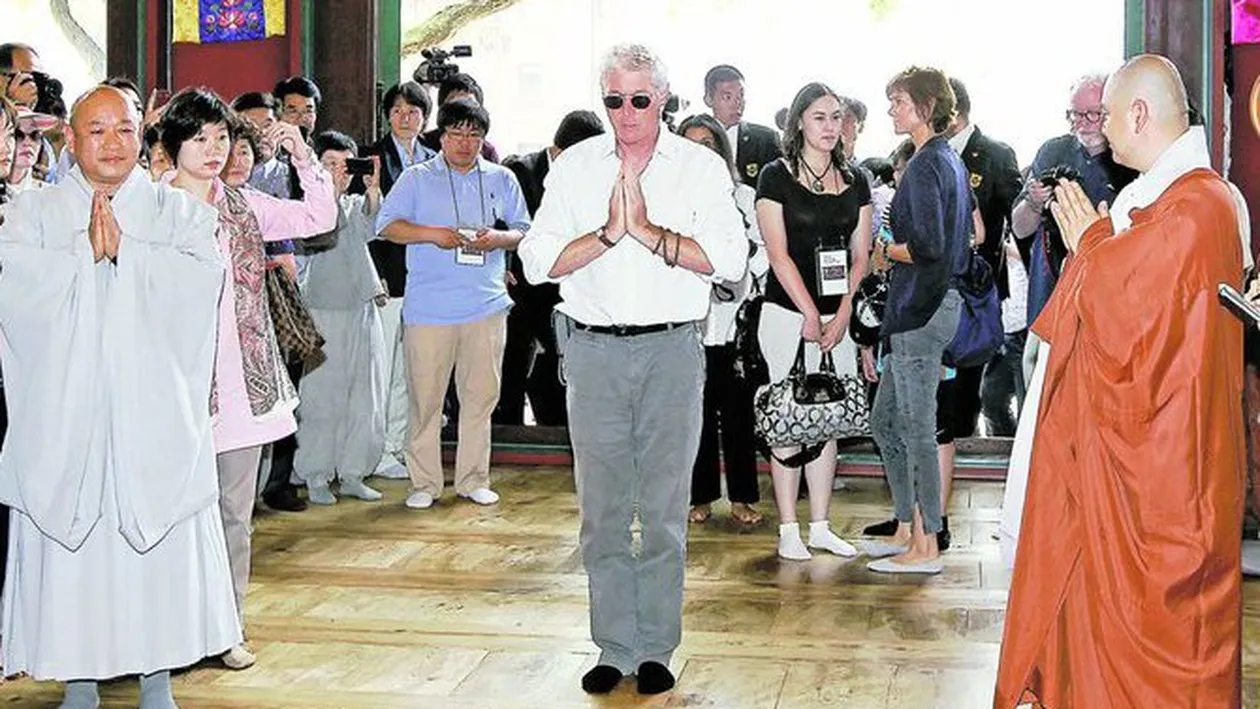 Richard Gere s-a spalat de pacate la templu