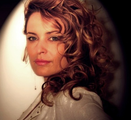 Iulia Dumitru este actriţă