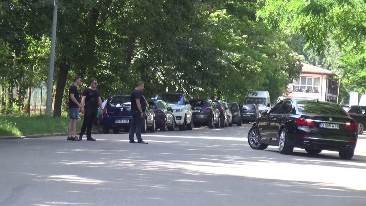 „Bozo“ şi fratele său au făcut fotografii unui BMW, nu înainte de a-i scoate numerele de înmatriculare