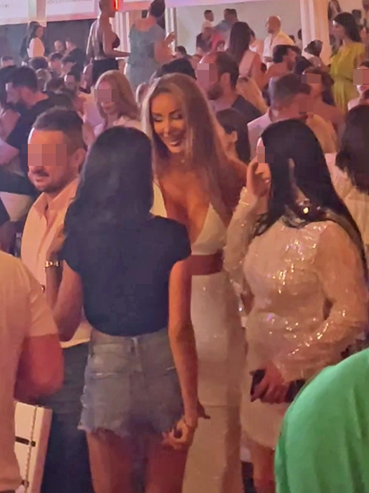 Bianca Drăgușanu, distracție la LOFT alături de "brigada" de fete  (Foto: CANCAN.RO)
