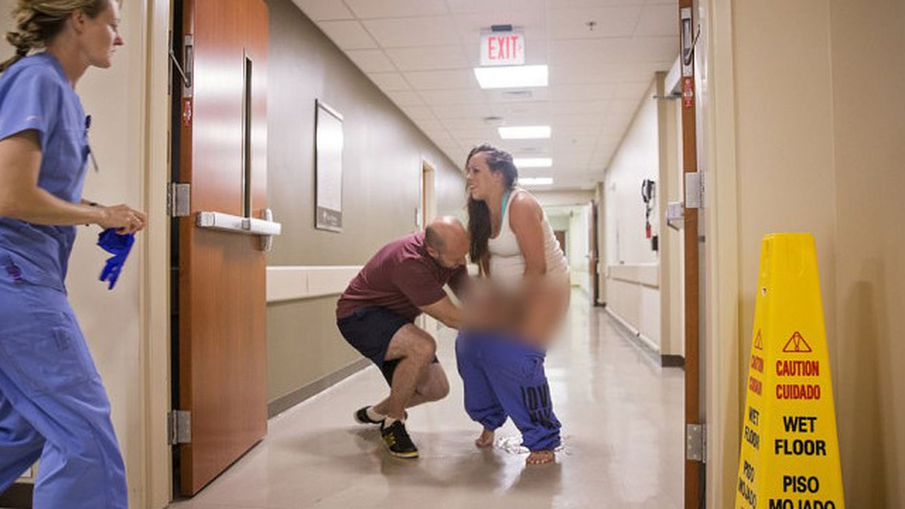 Imagini virale! O mamă a născut în picioare, pe holul unui spital. Jesica Hogan are acum șapte copii. FOTO
