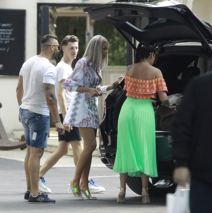 Bianca Drăgușanu alături de câțiva prieteni și ”noul angajat”