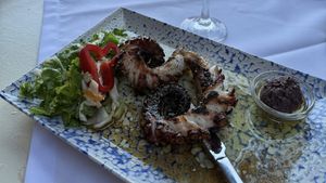 Cât a plătit un turist român pentru această porție minusculă de caracatiță, în Thasos. Nu și-a potolit foamea, așa că și-a luat și un burger