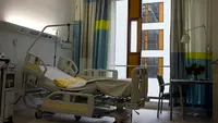 Râsul curcilor. Un pensionar din Huși s-a trezit fără pantofi, la externarea din spital. Ce s-a descoperit pe camerele de supraveghere