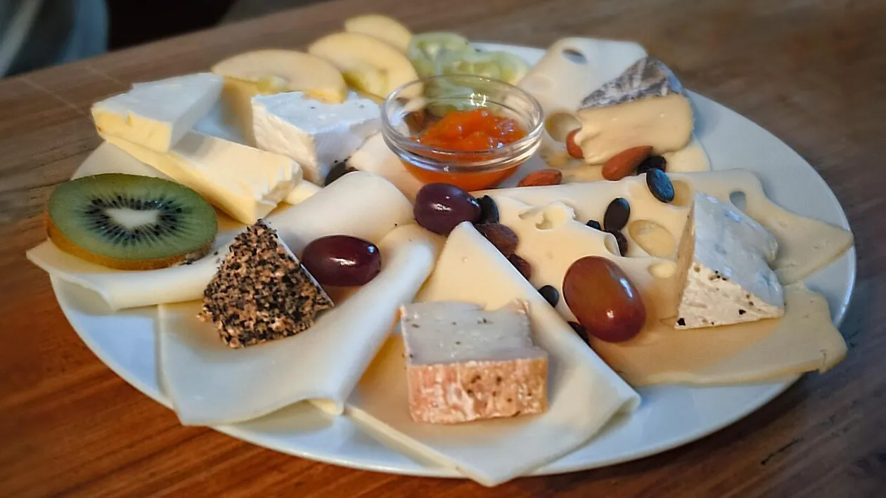 Ce conține, de fapt, brânza topită „La Vache qui rit”? Diferența între variantele pline de aditivi și acest produs