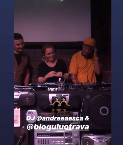 Andreea Esca s-a rupt în figuri pe melodii hip-hop & Rap românesc! Vedeta Pro TV s-a așezat la platane într-un club din București