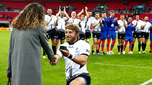 În 2015, imaginile cu rugbyistul român au făcut înconjurul planetei. A cerut-o de soţie pe celebrul Wembley, iar acum...