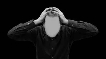 Tentativă de sinucidere în Capitală. Un bărbat amenință că se aruncă de pe un stâlp de iluminat. VIDEO