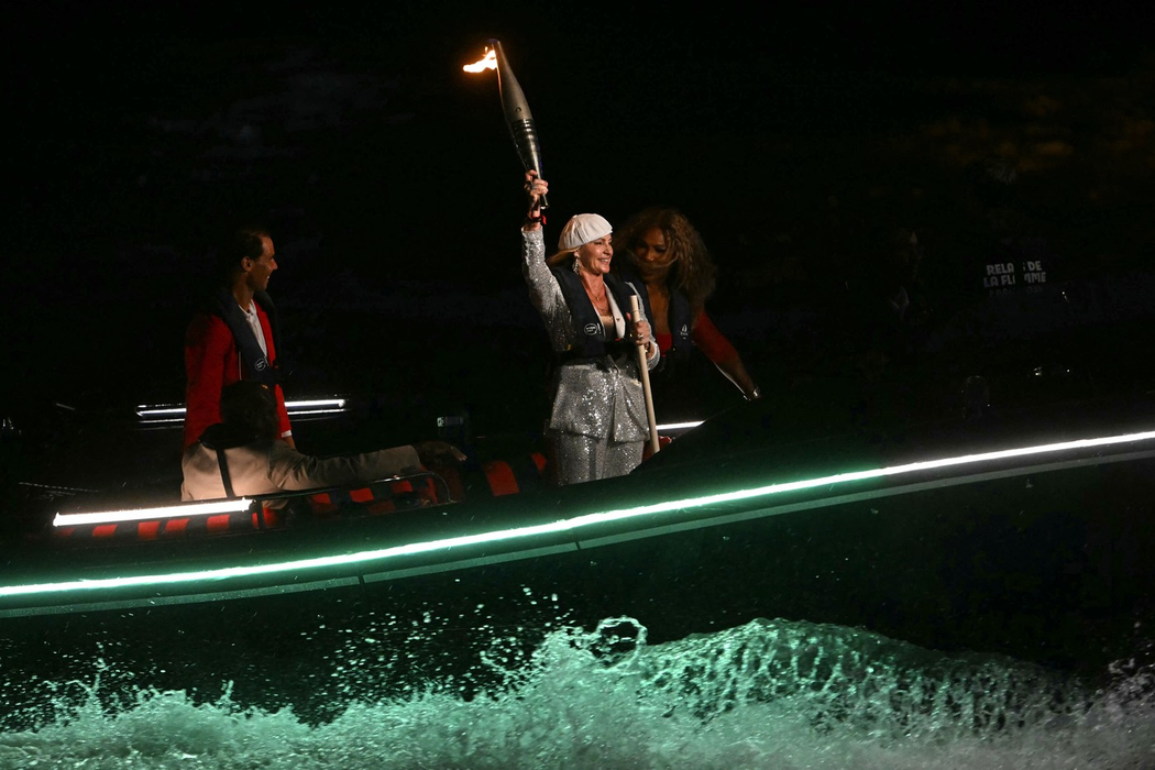 Nadia Comăneci a purtat torța olimpică de la JO 2024/ sursă foto: Profimedia