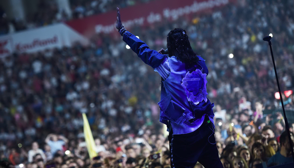 Gina Pistol și-a susținut iubitul împreună cu “socrii ei”! Imagini senzaționale de la concertul lui Smiley de la Arenele Romane