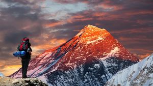 Coronavirusul a ajuns și pe cel mai înalt vârf de munte de pe planetă. Un alpinist de pe Everest, coborât cu elicopterul după ce i-a fost rău