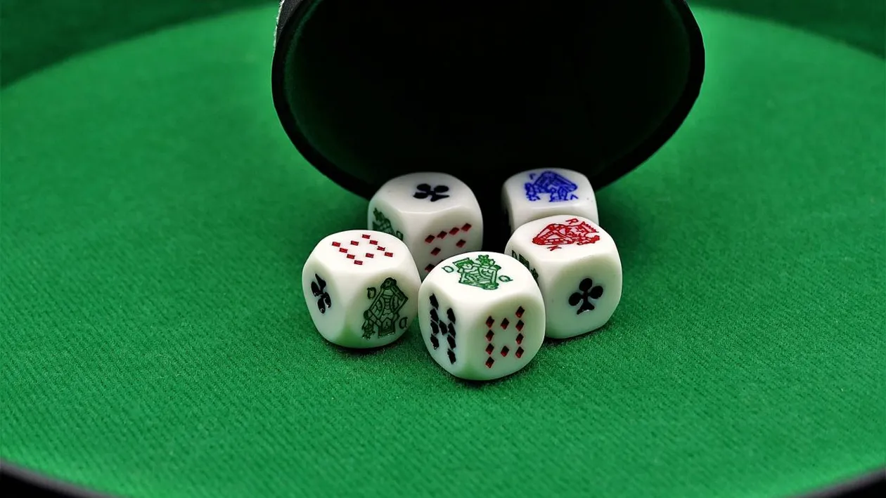 O seară de poker cu 15 persoane, oprită de polițiști. Unul dintre participanți trebuia să fie în carantină