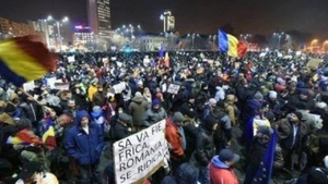 Un protestatar, ridicat și dus la secție pentru că a forțat dispozitivul jandarmilor