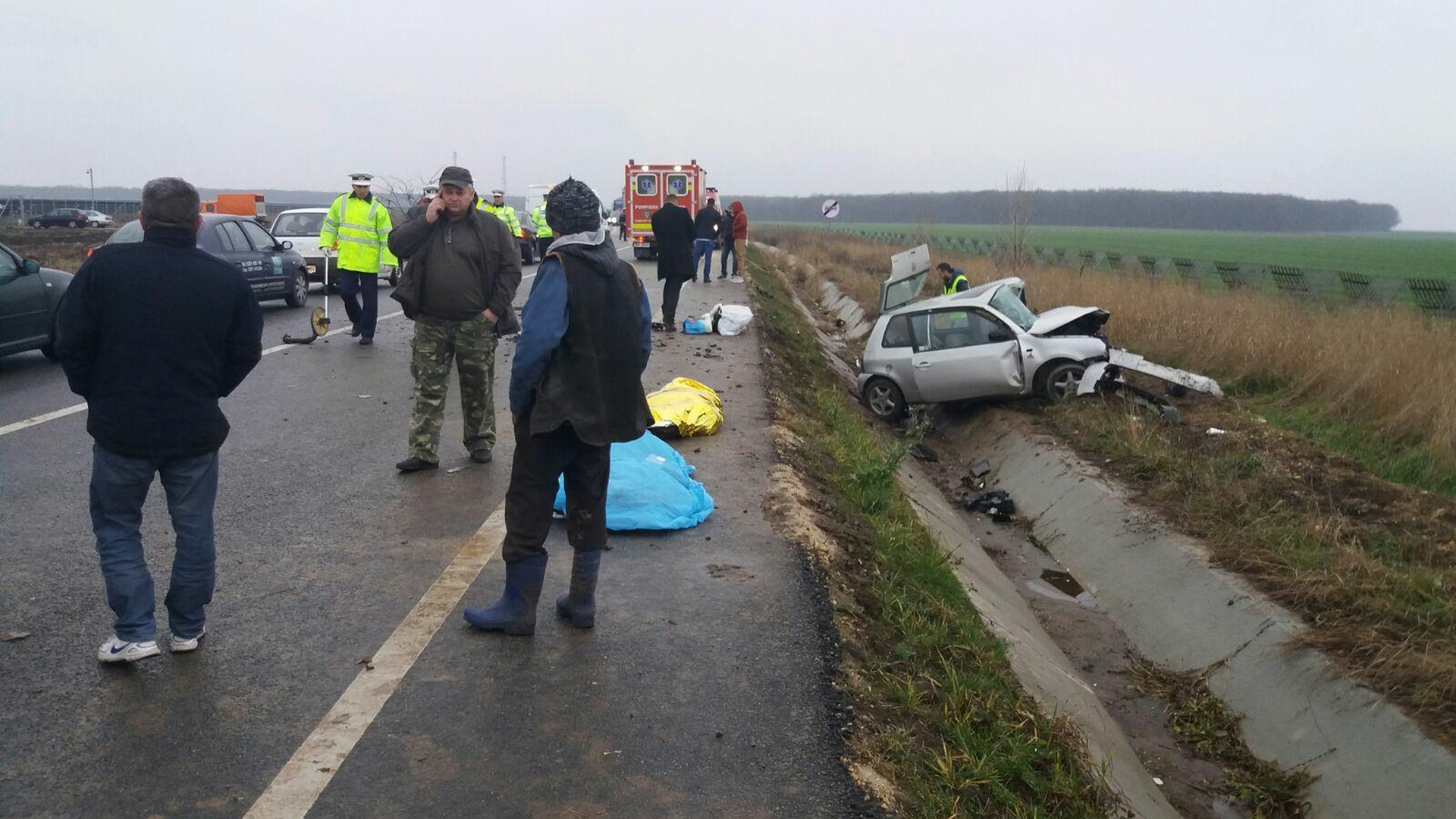 FOTO. Carnagiu pe o şosea din Dolj. Două femei au murit, alte două persoane au fost grav rănite, într-o ciocnire frontală