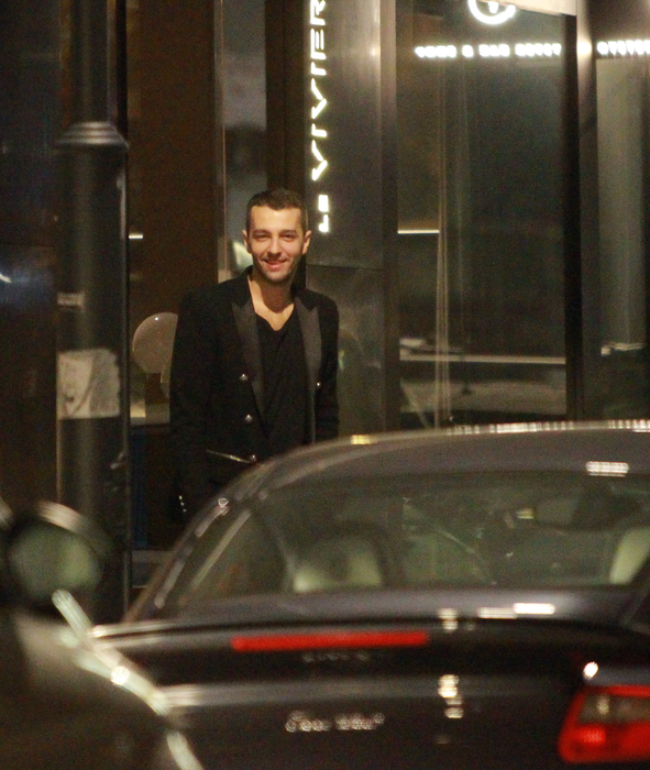 Iubitul Mădălinei Ghenea 
a rezervat un restaurant întreg pentru un ”meeting” nocturn cu trei tipese!