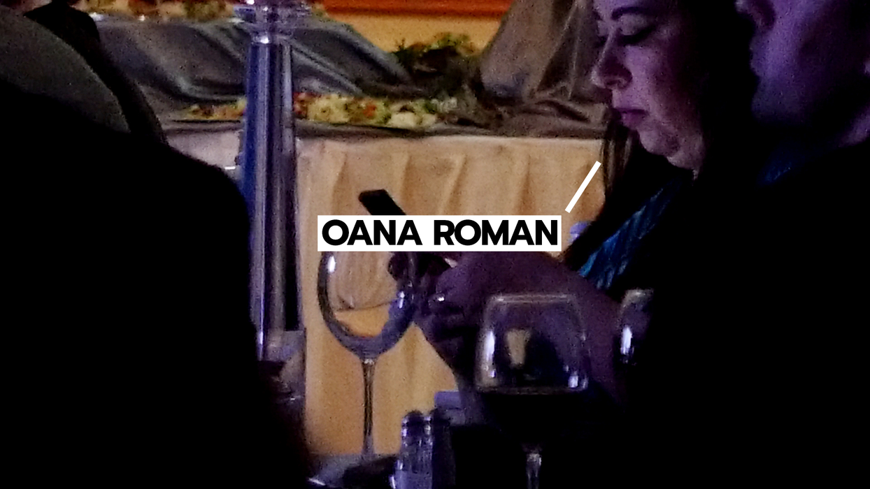 Aflată la un eveniment monden, Oana Roman și-a îndreptat toată atenția către telefonul mobil