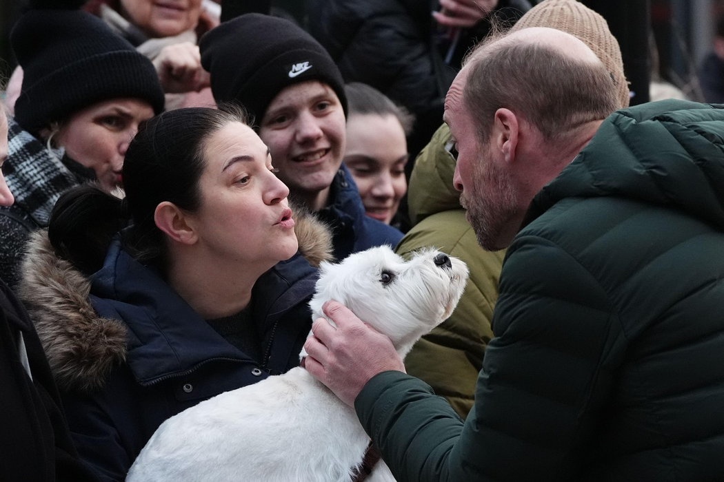 Prințul de Wales interacționează cu un câine în timpul unei plimbări pentru a întâlni membri ai publicului din Tallinn, în prima zi a vizitei sale în Estonia. Foto: Profimedia