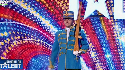 Un concurent a venit inarmat pe scena "Romanii au talent"! "O sa tintesc publicul!"