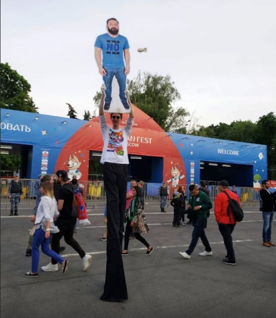 A strâns bani 4 ani pentru a merge la Campionatul Mondial de Fotbal, dar soția nu l-a lăsat să plece în Rusia. Prietenii bărbatului din Mexic au făcut însă un gest incredibil