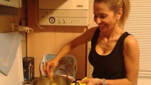 Noua "casnica" de la MasterChef ne arata tot… in bucatarie! Vezi cat de sexy gateste Felicia acasa!