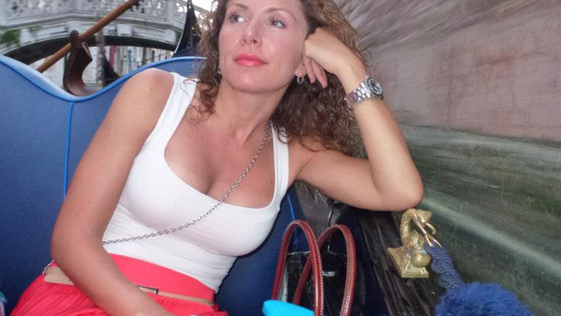 Carmen Bruma, de nerecunoscut fara ochelarii de soare! Uite ce palida s-a plimbat prin Venetia!