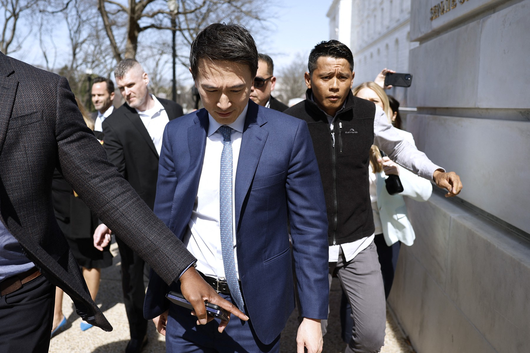 Shou Zi Chew, CEO al TikTok, pleacă din clădirea Senatului după ce s-a întâlnit cu senatorul John Fetterman (D-PA) pe 14 martie 2024 la Washington, DC. Foto: Profimedia