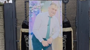 Imaginile durerii: zeci de coroane de flori au fost aduse la priveghiul artistului Ion Drăgan! Este doliu masiv în comuna Bălești, după Crăciun