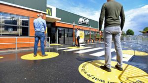 Nu este banc! Ce sumă uriașă a plătit un bărbat din Iași pe un McPuișor cu cartofi prăjiți