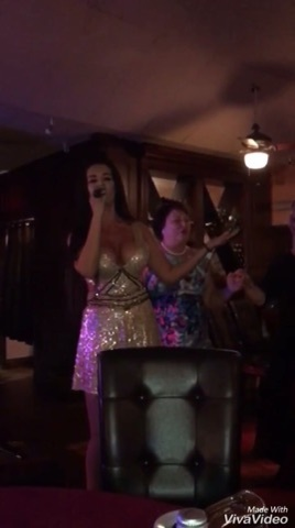Loulou, iubita lui Luis Lazarus, se află în această perioadă în SUA, unde susţine concerte în mai multe state, dar şi la Miami, în restaurantul lui Cristi Borcea