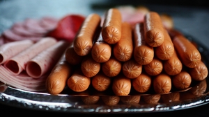 Ce conțin, de fapt, parizerul, crenvurştii şi şunca de Praga din magazine. Rezultatele de laborator sunt dezastruoase: „Avem puţină carne”