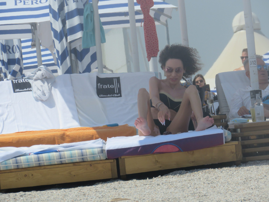 Alice Constantinică, la plajă în poziții demne de filmele pentru adulți