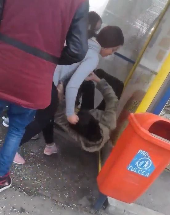 Fata este lovită cu sălbăticie de propriile ei colege