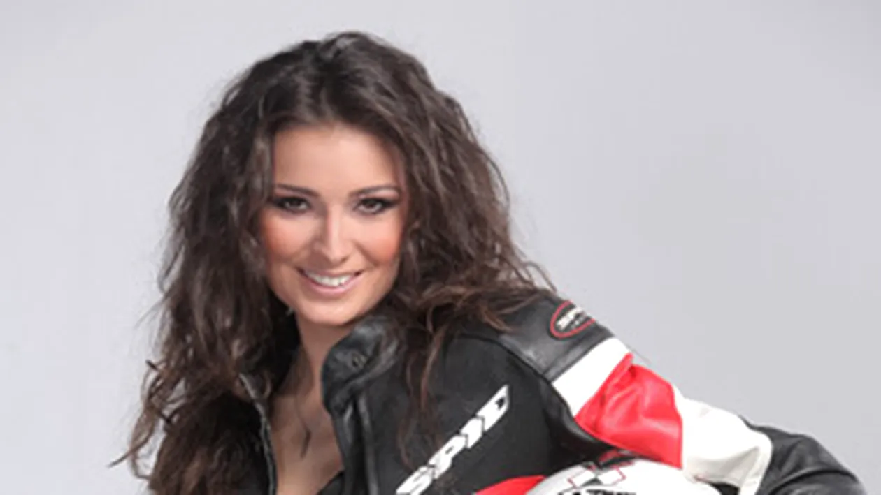 Cea mai noua prezentatoare de stiri din sport din Romania, sexy pe motor! Olivia Paunescu conduce in fusta si cu cizme cu toc!